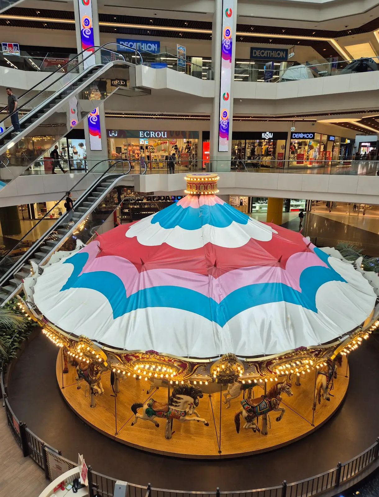 داخل كاروسيل مول