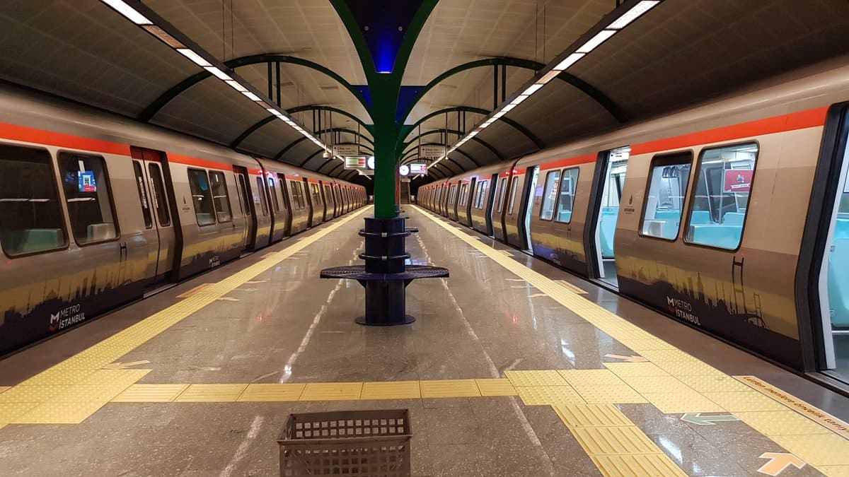 محطة مترو اسطنبول ليفنت القريبة من باب المول