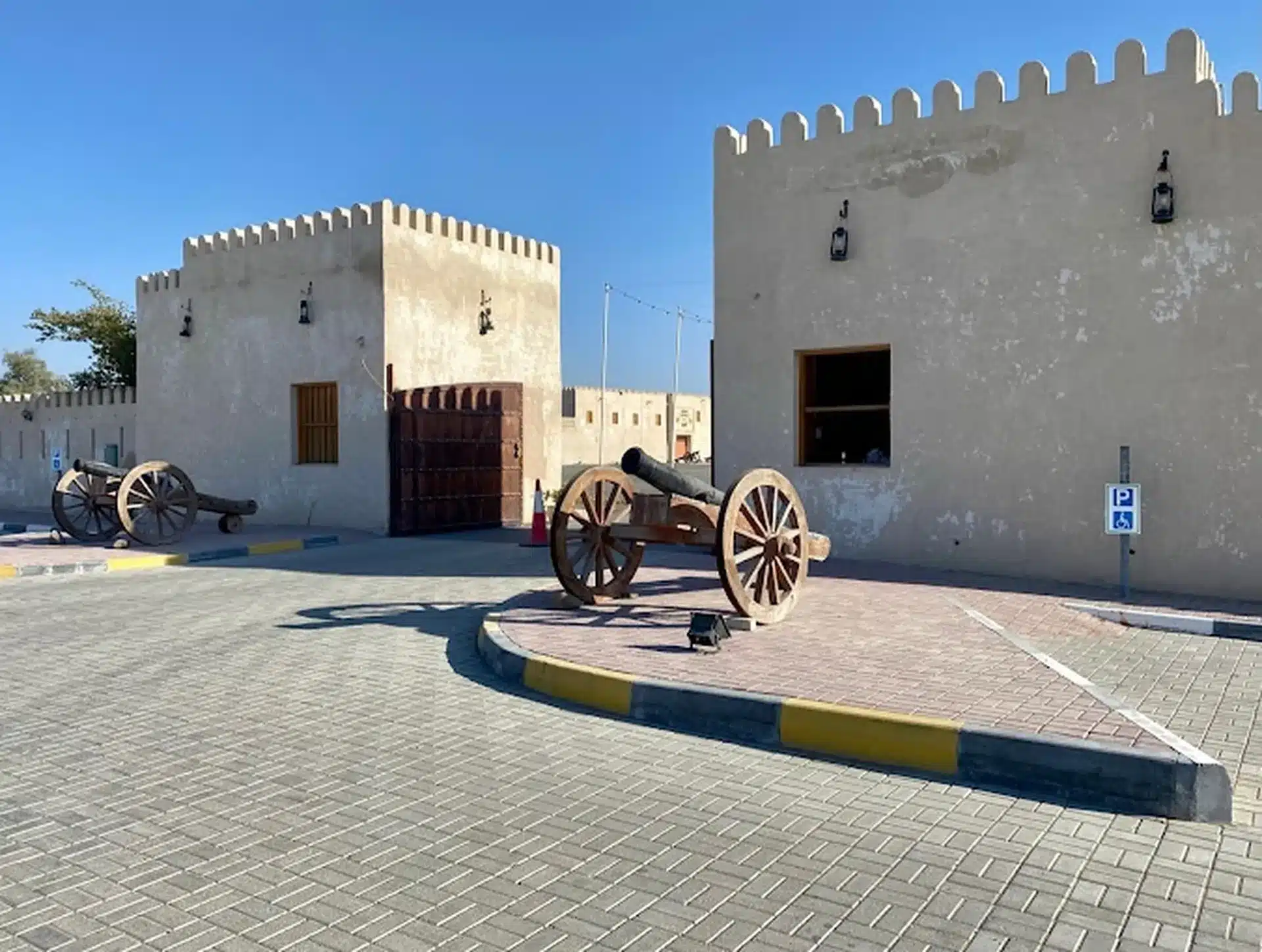 داخل الحصن