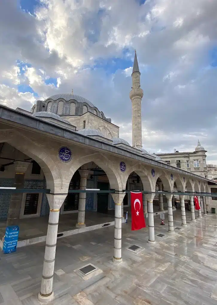 داخل جامع رستم باشا