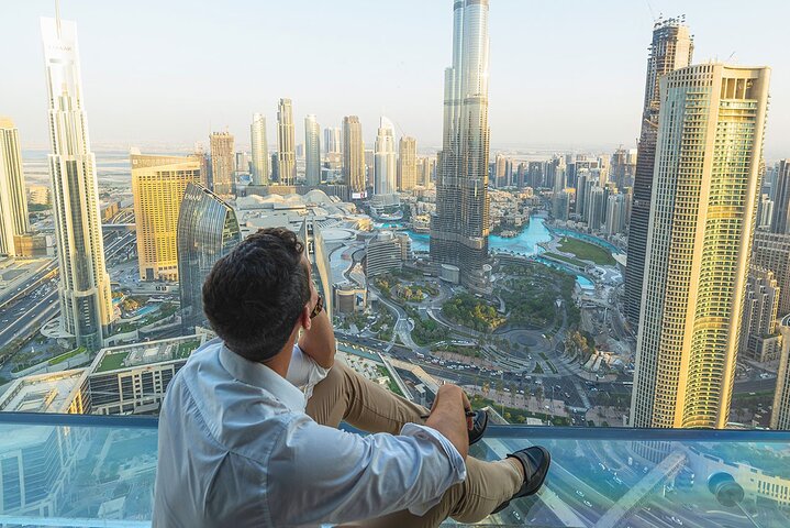 الجلوس على حافة البرج والاستمتاع بمنطر بانورامي خيالي لدبي