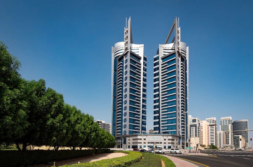 واجهة فندق شقق ميلينيوم في بر دبي