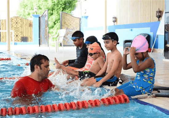صيف المدينة العالمية.. حيث ورش السباحة العلمية للأطفال