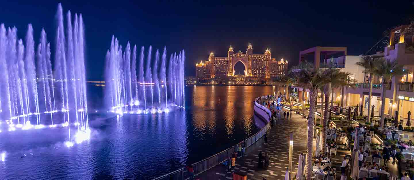 "إطلالات مطاعم فاخرة على نافورة دبي الراقصة تقدم مشاهد ساحرة للعروض المائية والضوئية مع تجارب طعام مميزة"