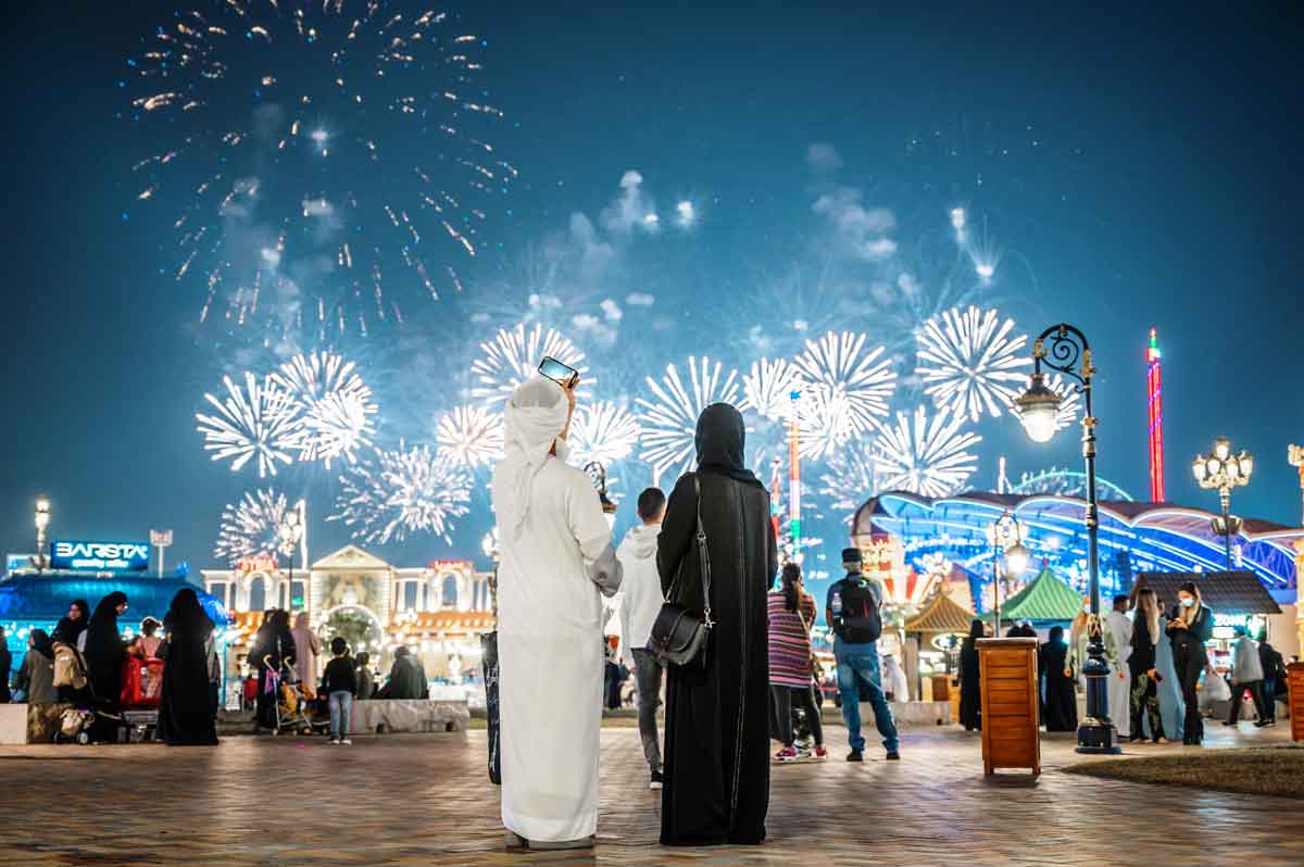 عروض الألعاب النارية في القرية العالمية دبي