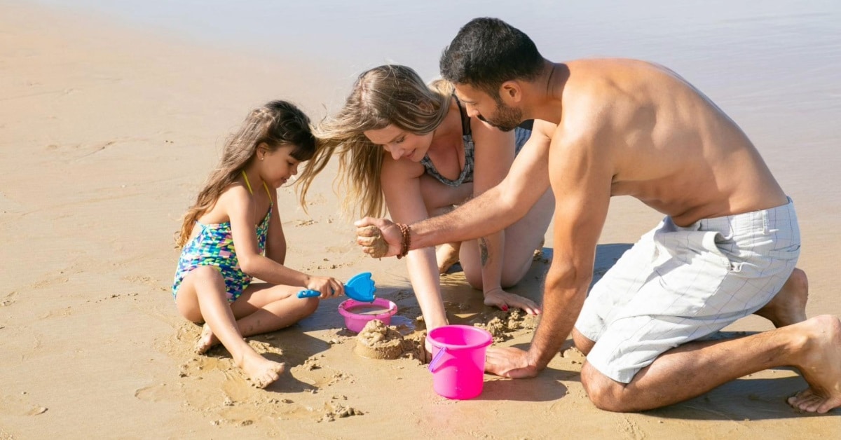عائلة تستمتع بالأنشطة البحرية في شاطئ الممزر