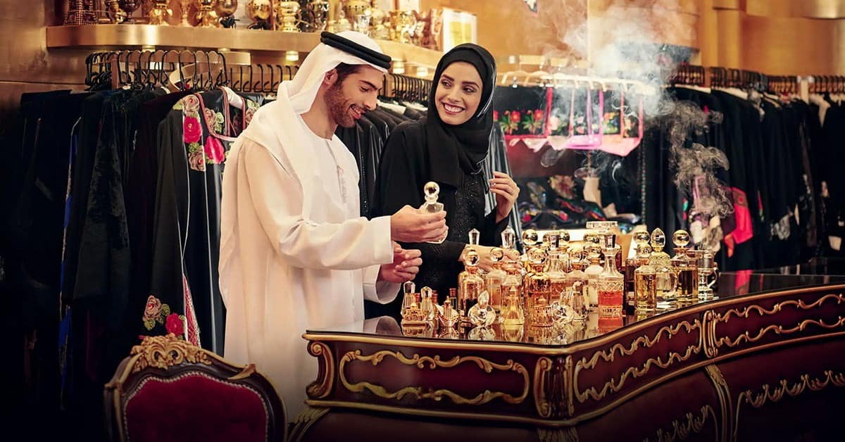داخل متجر عطور تقليدي في سوق نايف دبي مع أرفف مليئة بأنواع العطور والبخور
