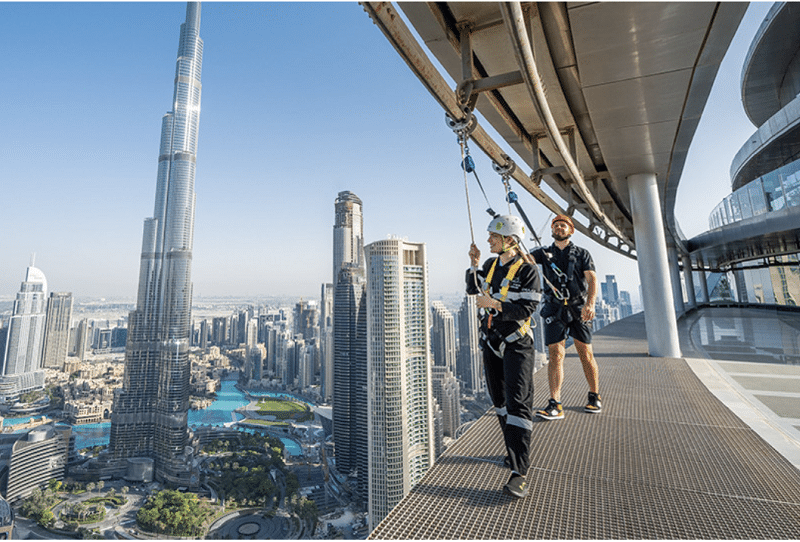 "تجربة Edge Walk في سكاي فيو دبي - المشي على حافة البرج على ارتفاع 219.5 متر مع مشهد لا ينسى لمدينة دبي"