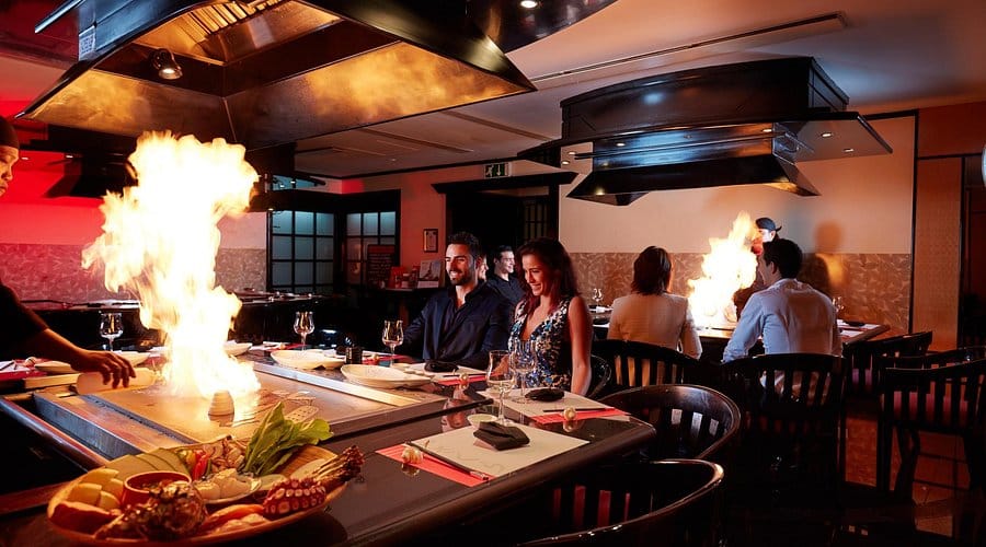 "تجربة السوشي الخاصة في مطعم The Sushi Room بدبي حيث يعد الشيف الطبق أمام الزبائن"