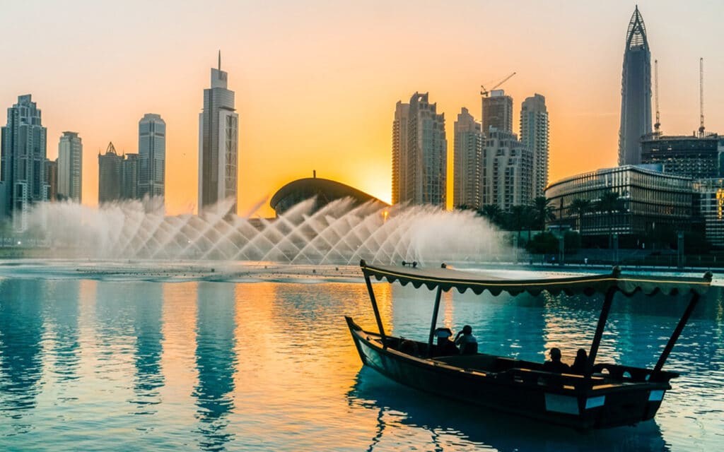 لحظات لا تنسى عند الأبحار بجانب نافوره دبي عند الغروب