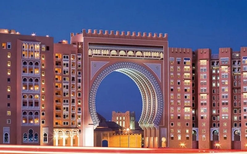 "واجهة ابن بطوطة مول في دبي بتصميم معماري فريد يستلهم رحلات الرحالة الشهير عبر ست حضارات مختلفة تجتمع في مكان واحد"