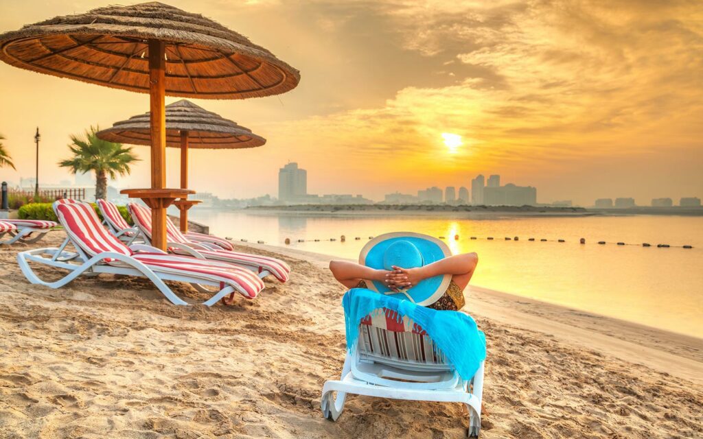 الاسترخاء والاستمتاع بنمسات الهواء المنعشة أمام شاطئ الصفوح