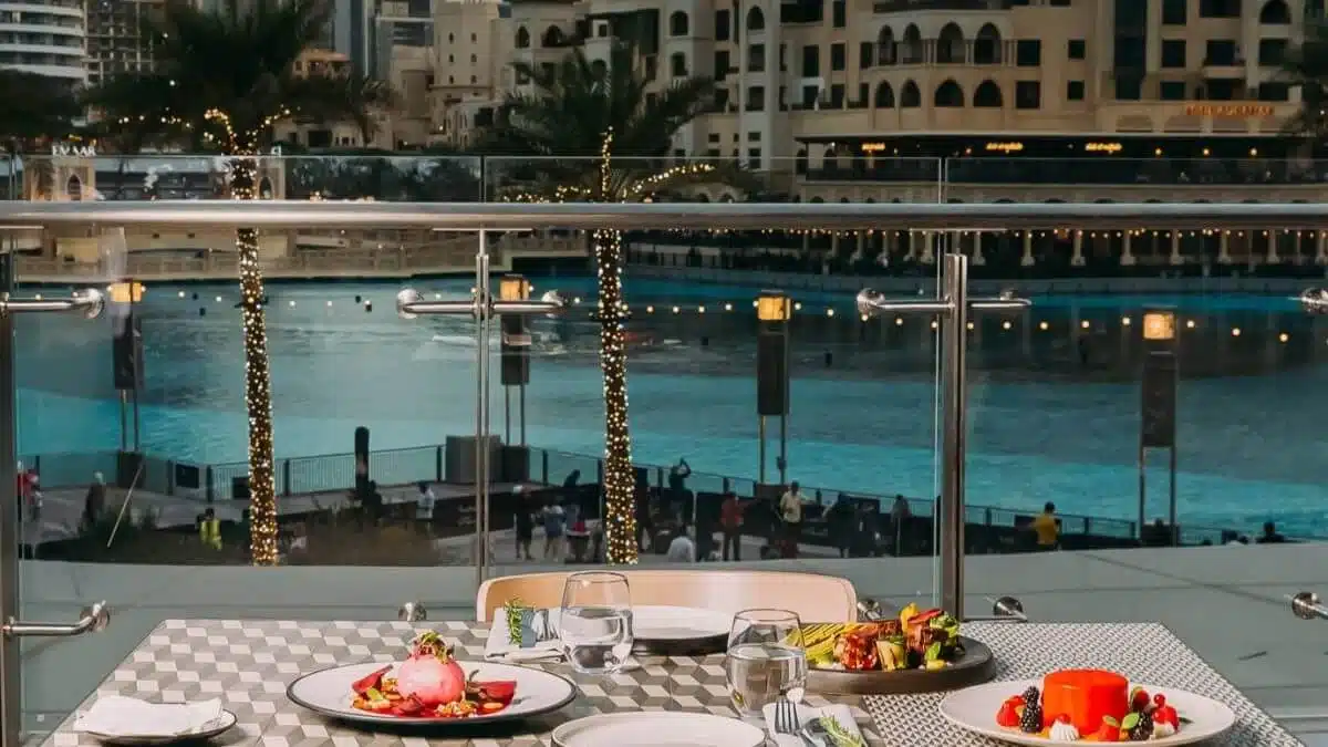 مجموعة من المطاعم المتنوعة داخل دبي مول مع طاولات وجلسات مريحة تقدم أطباقًا عالمية متنوعة للسياح أثناء زيارتهم للمول، مما يعكس التنوع الغني في تجربة الطعام داخل أكبر وجهة تسوق وترفيه في دبي.